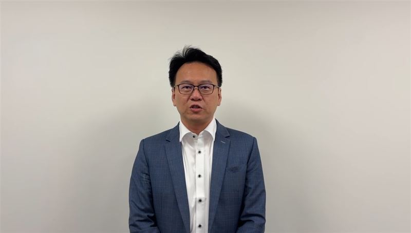 民進黨新竹市長候選人莊競程今（12日）痛批，「高虹安條款」是替高虹安「大開後門」。（圖／民進黨新竹市黨部提供）