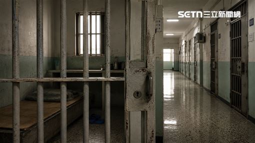 監獄管理員逼受刑人口交　 藍白拖成鐵證