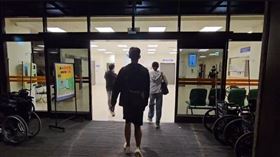 桃園毒犯逃竄撞等紅燈路人釀2死，家屬急奔醫院。（圖／翻攝畫面）