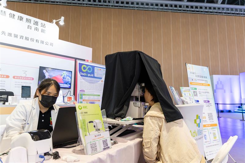 民眾體驗先進的AI醫療照護。(圖/翻台南市府提供)