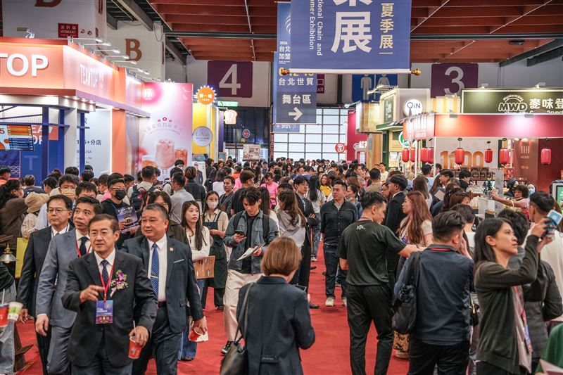 台北夏季加盟展世貿一館開跑，匯聚百家品牌，預估創造15億商機與5千個職缺。協會強調落實「總部認證」機制，提升加盟透明度以降低創業風險。現場更結合農業部舉辦鮮乳創意挑戰賽，並積極爭取世界年會主辦權，目標將台灣優質品牌推向國際，成為亞洲重要的連鎖商業交流樞紐。（圖／加盟協會提供）