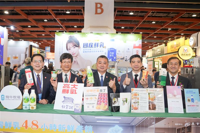 台北夏季加盟展世貿一館開跑，匯聚百家品牌，預估創造15億商機與5千個職缺。協會強調落實「總部認證」機制，提升加盟透明度以降低創業風險。現場更結合農業部舉辦鮮乳創意挑戰賽，並積極爭取世界年會主辦權，目標將台灣優質品牌推向國際，成為亞洲重要的連鎖商業交流樞紐。（圖／加盟協會提供）