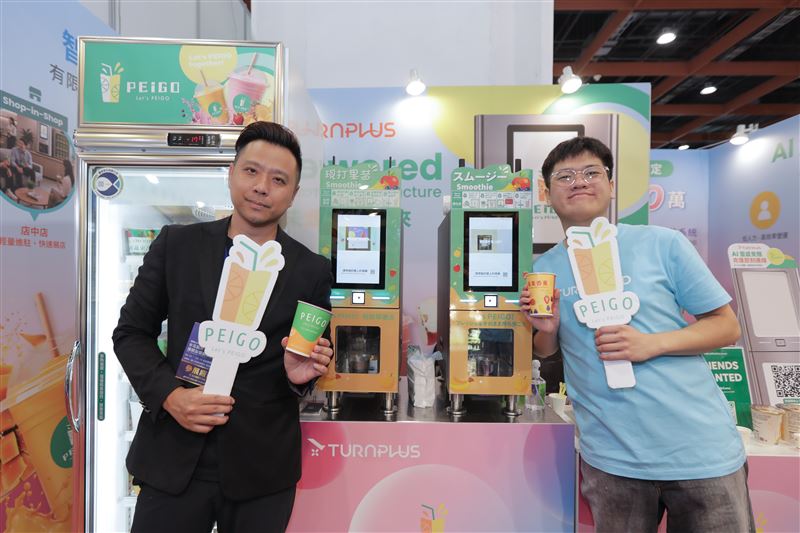 台北夏季加盟展世貿一館開跑，匯聚百家品牌，預估創造15億商機與5千個職缺。協會強調落實「總部認證」機制，提升加盟透明度以降低創業風險。現場更結合農業部舉辦鮮乳創意挑戰賽，並積極爭取世界年會主辦權，目標將台灣優質品牌推向國際，成為亞洲重要的連鎖商業交流樞紐。（圖／加盟協會提供）