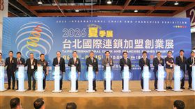 台北夏季加盟展世貿一館開跑，匯聚百家品牌，預估創造15億商機與5千個職缺。協會強調落實「總部認證」機制，提升加盟透明度以降低創業風險。現場更結合農業部舉辦鮮乳創意挑戰賽，並積極爭取世界年會主辦權，目標將台灣優質品牌推向國際，成為亞洲重要的連鎖商業交流樞紐。（圖／加盟協會提供） 