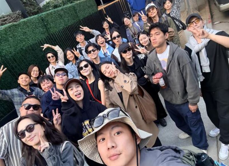 王柏傑貼出的大合照中，網友發現柯佳嬿也在其中。（圖／翻攝自王柏傑IG）