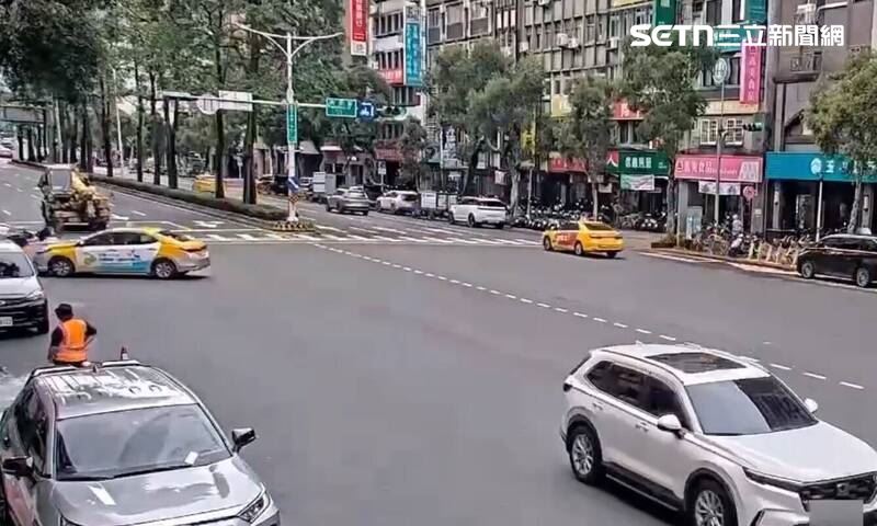 北市鄭男騎車閃避左轉小黃而急煞摔車，險些遭到直行吊車輾斃。（圖／翻攝畫面）