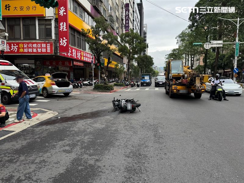 北市鄭男騎車閃避左轉小黃而急煞摔車，險些遭到直行吊車輾斃。（圖／翻攝畫面）