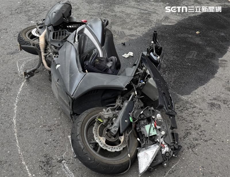 北市鄭男騎車閃避左轉小黃而急煞摔車，險些遭到直行吊車輾斃。（圖／翻攝畫面）