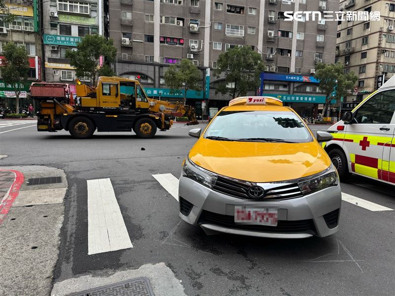 北市鄭男騎車閃避左轉小黃而急煞摔車，險些遭到直行吊車輾斃。（圖／翻攝畫面）