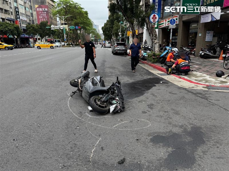 北市鄭男騎車閃避左轉小黃而急煞摔車，險些遭到直行吊車輾斃。（圖／翻攝畫面）