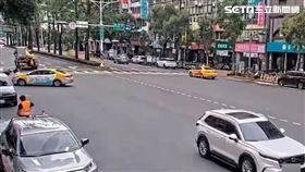 北市鄭男騎車閃避左轉小黃而急煞摔車，險些遭到直行吊車輾斃。（圖／翻攝畫面）