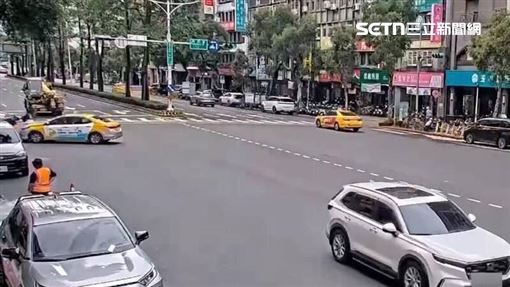機車閃小黃急煞滑行　男騎士險遭吊車輾斃