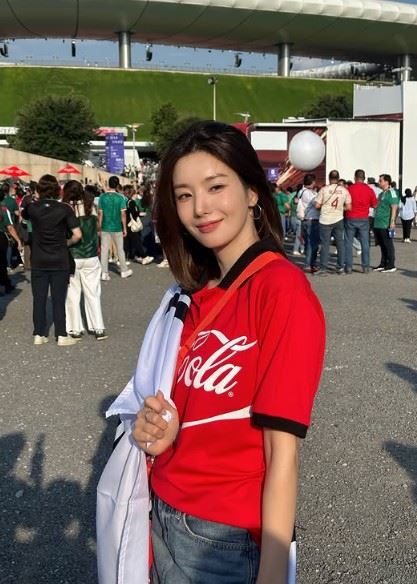 韓國隊在台灣時間12日上午對戰捷克隊,以2比1拿下勝利,成功搶下關鍵勝場,不過比賽焦點不只在場上,場邊觀眾席同樣成為話題,當天賽場出現多位明星應援團成員,包括韓國女星權恩妃。(圖/翻攝自權恩妃IG)