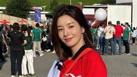 韓國隊在台灣時間12日上午對戰捷克隊，以2比1拿下勝利，成功搶下關鍵勝場，不過比賽焦點不只在場上，場邊觀眾席同樣成為話題，當天賽場出現多位明星應援團成員，包括韓國女星權恩妃。（圖／翻攝自權恩妃IG）