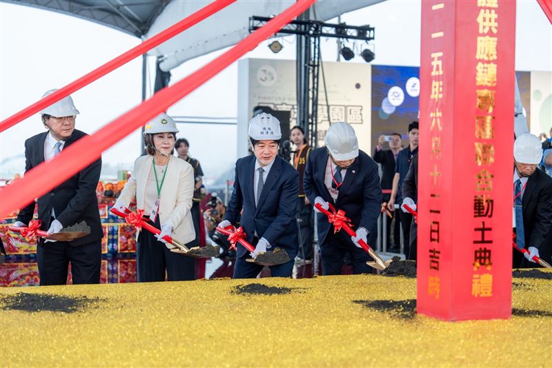 台積電供應鏈進駐屏科專區聯合動土，賴清德恭喜屏東未來可期，周春米拼產業升級，讓孩子留在家鄉工作。（圖／屏東縣政府提供）