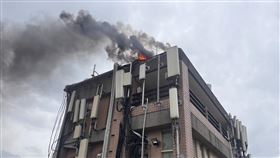 台中大樓頂樓基地台竄火煙台中市消防局12日獲報，在太平區一處大樓頂樓發生火警，人員到場發現是基地台輸電線路起火，火勢順利撲滅、幸無傷亡。（翻攝照片）中央社記者蘇木春傳真　115年6月12日