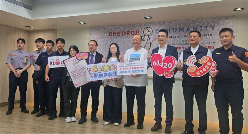 台灣血液基金會今舉辦記者會，響應6月14日「世界捐血人日」，呼籲民眾挽袖捐血。（圖／記者簡浩正攝影）