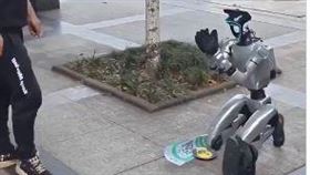 中製人形機器人在街上下跪乞討。（圖／翻攝自＠ruswar12458）