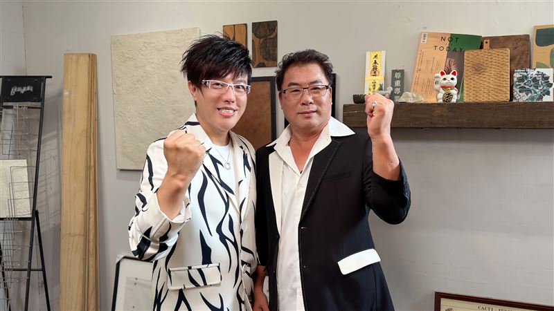 阿傑與宋俊明合唱全新單曲〈我挺你〉選在警察節推出。(圖/蔘龍集團 提供)