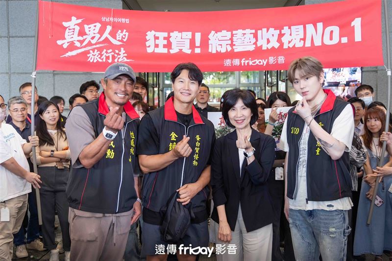 左起秋成勳、金鐘國、遠傳總經理井琪與ZICO。(圖/friDay影音提供)