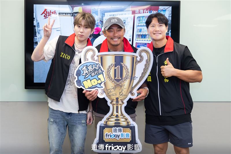 秋成勳、金鐘國、ZICO來台錄節目,還請路人吃雞肉飯。(圖/friDay影音提供)