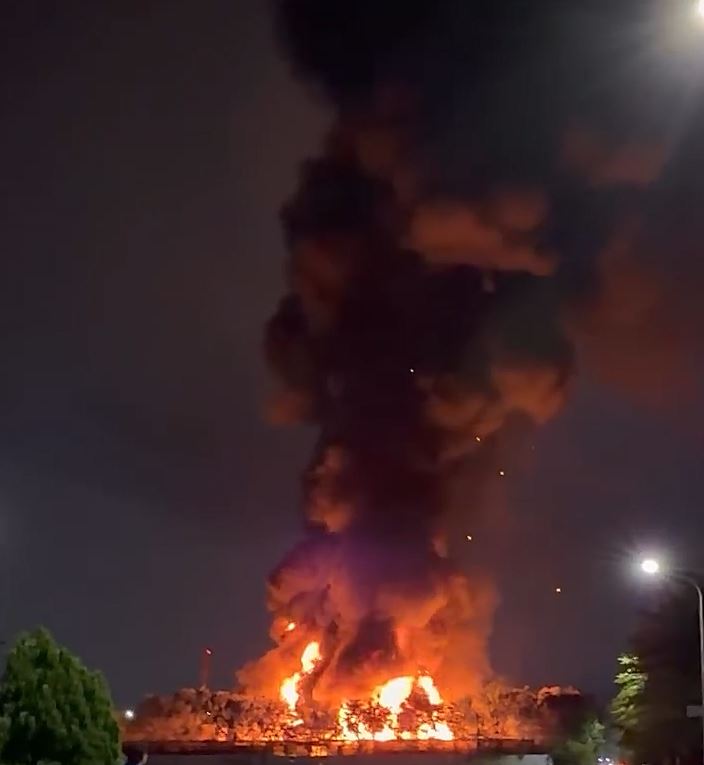 高雄岡山本洲工業區驚傳重大火警,工廠爆炸火舌直竄天際。(圖/hino_.117授權提供)