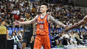 PLG總冠軍賽G4，領航猿盧峻翔站上罰球後和隊友擊掌。（圖／記者劉彥池攝影）