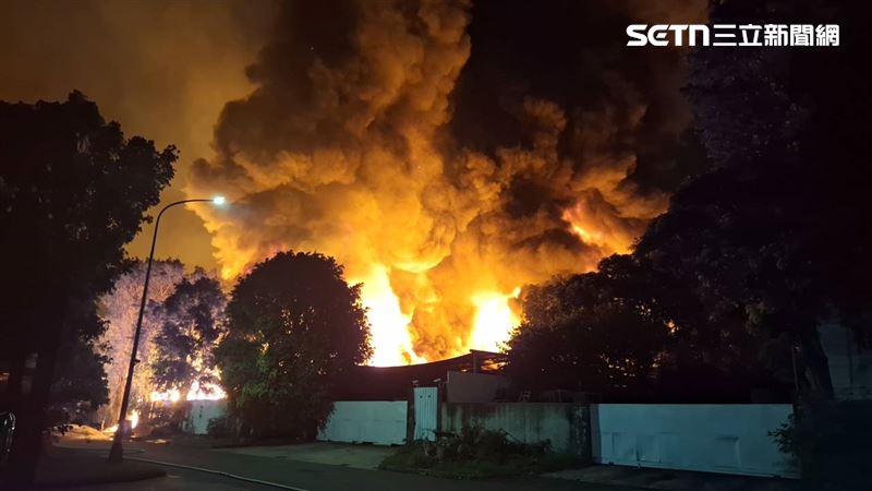 高雄岡山本洲工業區驚傳重大火警,工廠爆炸火舌直竄天際。(圖/翻攝畫面)