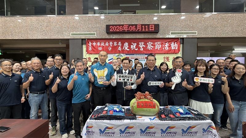 警友辦事處準備名牌透氣運動衫及消暑西瓜慶祝警察節。(圖/翻攝畫面)