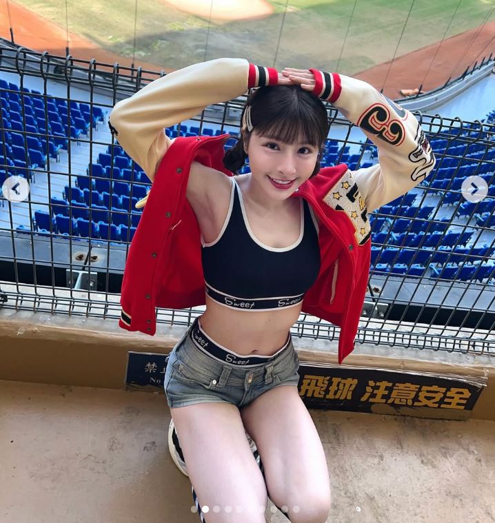 峮峮大方秀出清晰馬甲線。(圖/翻攝自IG)