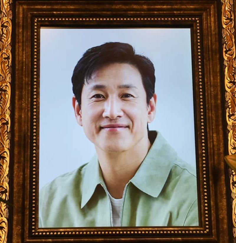 調查官A某在法庭上坦言,當時把案件視為「藝人八卦」而輕忽公務人員應有的保密責任,將偵查內容提供給媒體。(圖/翻攝연합뉴스TV)