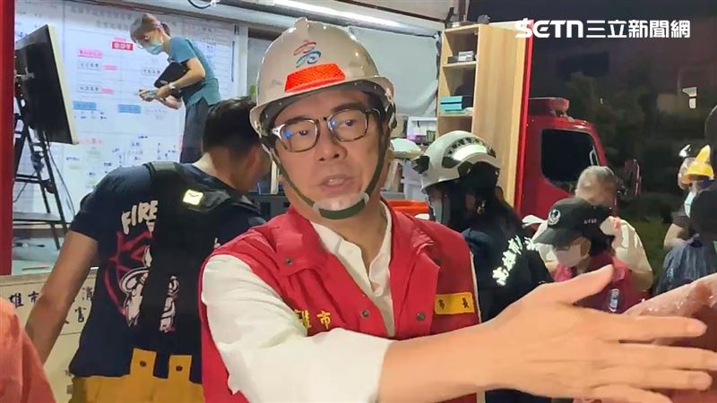 高雄本洲工業區火警，高雄市長陳其邁親赴現場了解狀況。（圖／翻攝畫面）