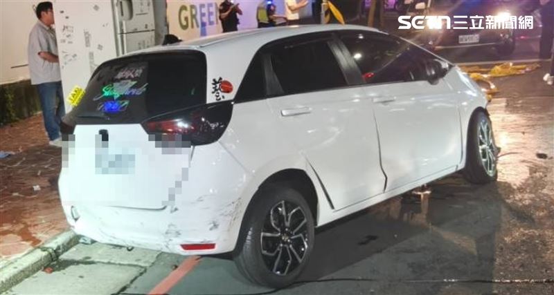 民眾指出，張男的車尾留下數道黑色刮痕，疑似就是警車碰撞痕跡。（圖／翻攝畫面）