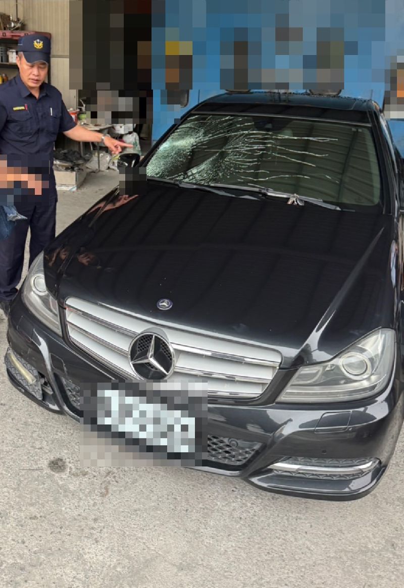 屏東縣來義鄉公所曹姓清潔隊長，11日晚間開車行經萬巒鄉新榮路段，撞上一名單車騎士後疑肇逃，警方循線追查到肇事車輛。（內埔警方局提供）