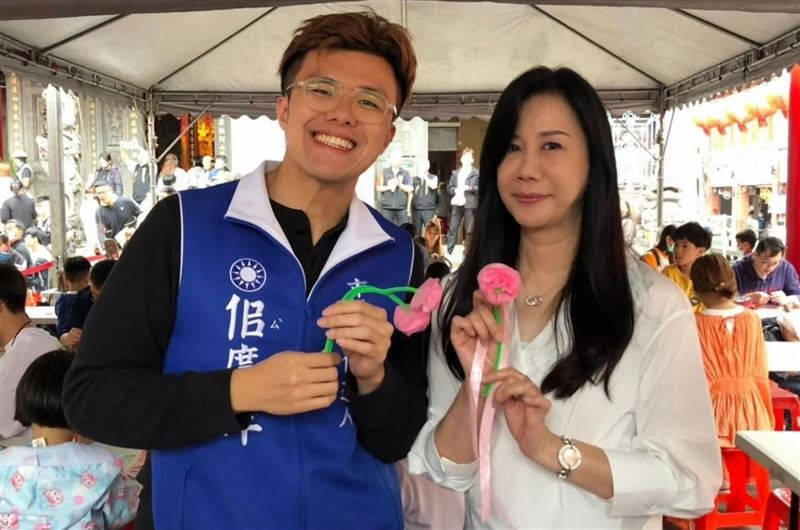 萬美玲的兒子佀廣洋要競選桃園市議員，近日卻被指出在國小畢典上被特別介紹上台，引發爭議。（翻攝自佀廣洋臉書）