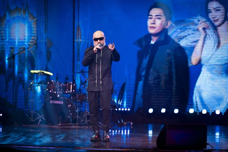 辛龍現身與陳美鳳同台演唱經典歌曲〈愛情釀的酒〉,引發全場大合唱。(圖/麗星郵輪提供)