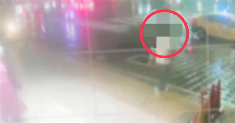 北市大安區忠孝東路三段上一間酒店，9日凌晨4時許發生槍擊案件，警方逮獲主嫌與槍手到案。（圖／翻攝畫面）