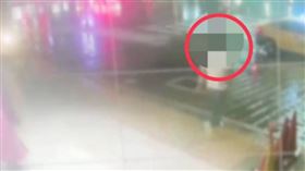 北市大安區忠孝東路三段上一間酒店，9日凌晨4時許發生槍擊案件，警方逮獲主嫌與槍手到案。（圖／翻攝畫面）