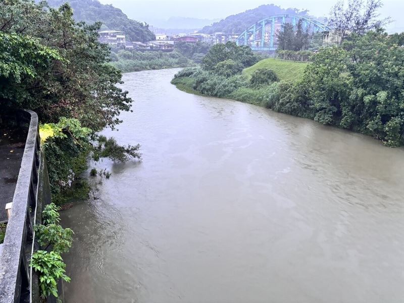 基隆河碇內段12日疑遭泡沫污染。市府表示，經重金屬試紙檢測暫無異常，目前市民用水不受影響，環保局將持續向上游追查污染源。（基隆市政府提供）