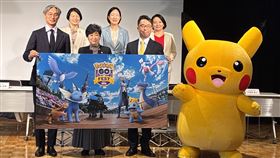 寶可夢GO十週年超大盛事5月登場　全東京成遊戲舞台為紀念「精靈寶可夢GO」（Pokemon Go）10週年，「Pokemon GO Fest：東京」將於5月29日至6月1日在東京舉辦，東京都知事小池百合子（前排中）12日與軟體開發公司Niantic總裁河合敬一（前排右）、寶可夢公司COO宇都宮崇人（前排左）、港區區長清家愛（後排右）、江東區區長大久保朋果（後排中）、品川區區長森澤恭子（後排左）出席記者會，與皮卡丘合影。中央社記者戴雅真東京攝　115
