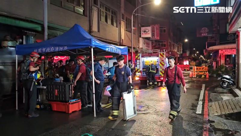 桃園市桃園區秀山路一棟大樓於今日凌晨發生恐怖氣爆，一名住在4樓的70多歲獨居老婦被救出時已失去呼吸心跳，緊急送醫搶救中。（圖／翻攝畫面）
