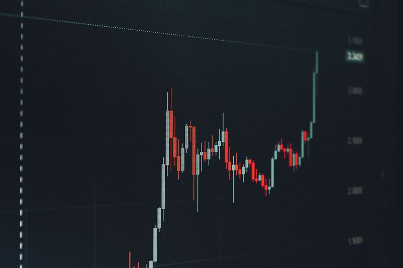 日本龍頭日東紡股價腰斬,謝金河示警台灣玻璃纖維布的挑戰時刻來了。(示意圖/Pexels)