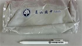 宜蘭縣員山國中的畢業紀念品上印「早起的蟲兒有鳥吃」。（圖／翻攝自員山國中臉書）