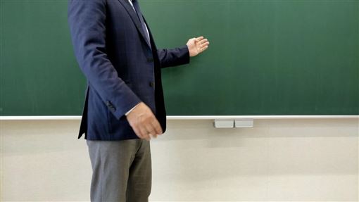 當傭人用、半夜傳佛經　恐龍家長逼瘋老師