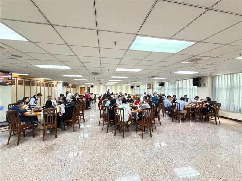 雲林縣議會「端午加菜現切秀」，議會和員工提早過端午佳節。（圖／江海房屋提供）