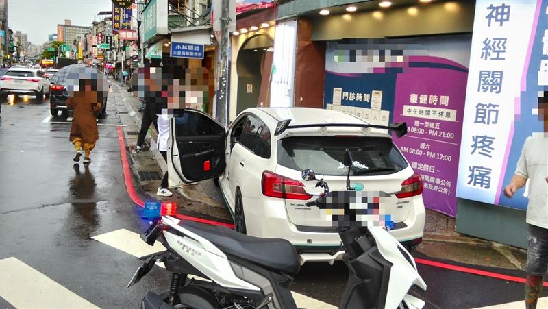 黃男駕駛自小客車,不明原因突然自撞路邊電桿,被發現竟是毒駕。(圖/翻攝畫面)