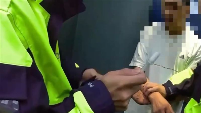 黃男駕駛自小客車,不明原因突然自撞路邊電桿,被發現竟是毒駕。(圖/翻攝畫面)