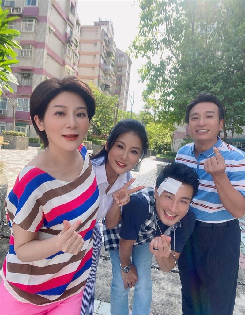 王彩樺(左1)曾合作傅子純(右2)。(圖/翻攝自臉書)