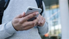 有網友列出YT、ChatGPT、Threads和IG等4個熱門APP，問有沒有人可以一整天都不開，貼文一出，全網都直言「根本不可能」，圖為示意圖。（翻攝自Pexels圖庫）