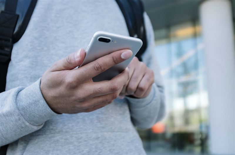 有網友列出YT、ChatGPT、Threads和IG等4個熱門APP，問有沒有人可以一整天都不開，貼文一出，全網都直言「根本不可能」，圖為示意圖。（翻攝自Pexels圖庫）